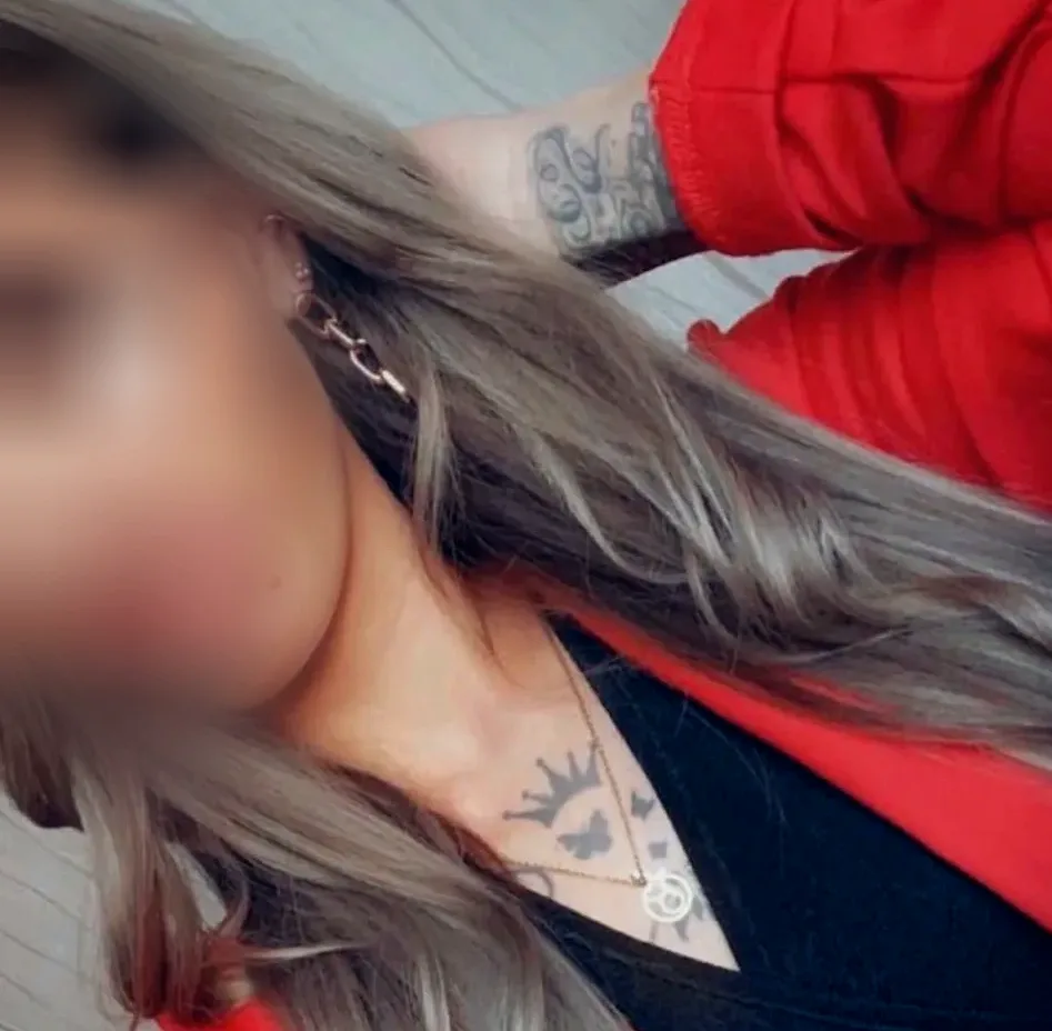 Leonie, 32