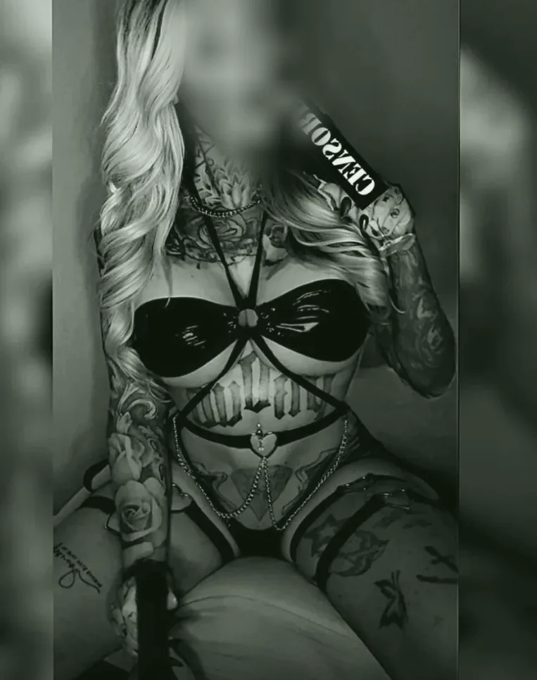 Mia, 36